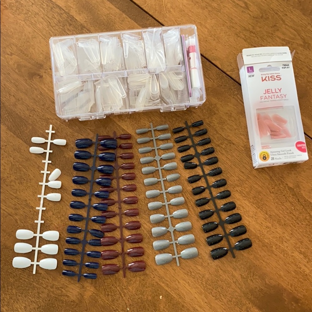 Artificial glue on nails bundle